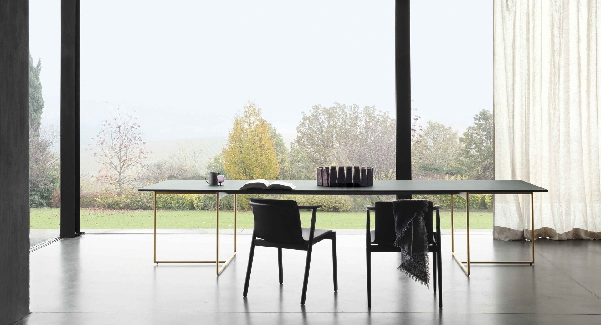 lema-alamo-orizzontale_tavolo-rettangolare-con-piano-sottile-e-base-in-metallo (1)